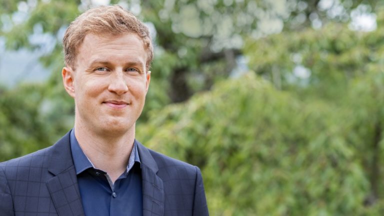 GRÜNE bieten Gelegenheit unseren Landtagskandidaten Andreas Ewald kennenzulernen und wir zeigen Flagge gegenüber der AfD.