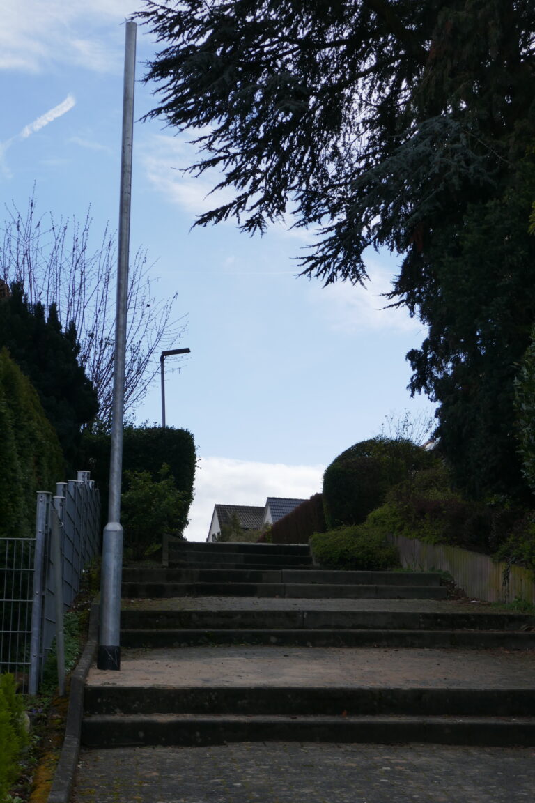 Licht ins Dunkle gebracht Zusätzliche Laterne minimiert Stolperrisiko