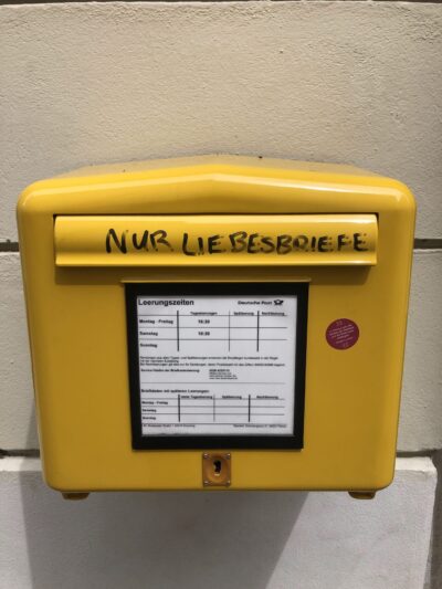 Foto eines Briefkastens, auf der Klappe steht: "Nur Liebesbriefe"